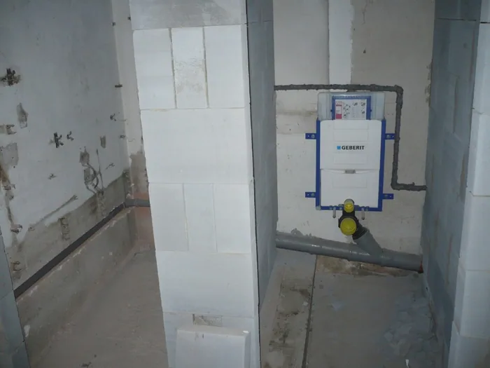 Příprava instalací pro závěsné WC – fotografie realizace Marek Osička